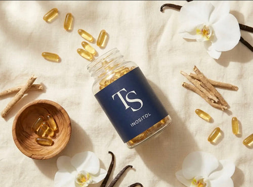 TS Inositol con capsulas doradas, orquidea y raiz de ashwagandha